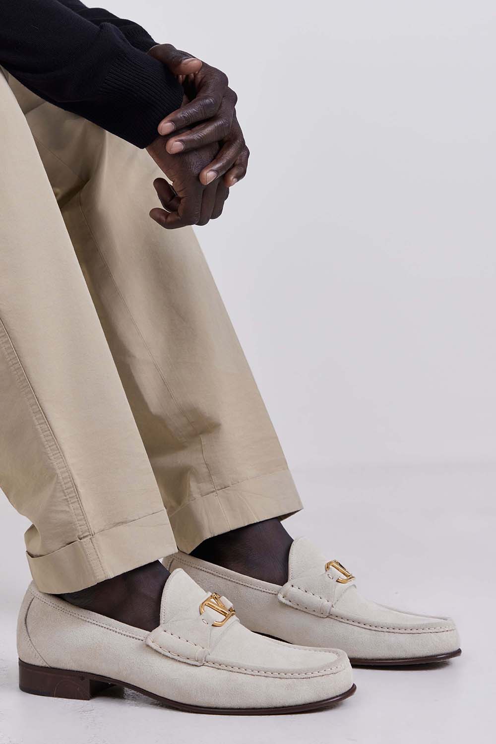 תמונת כל הלוק של נעלי מוקסינים זמש